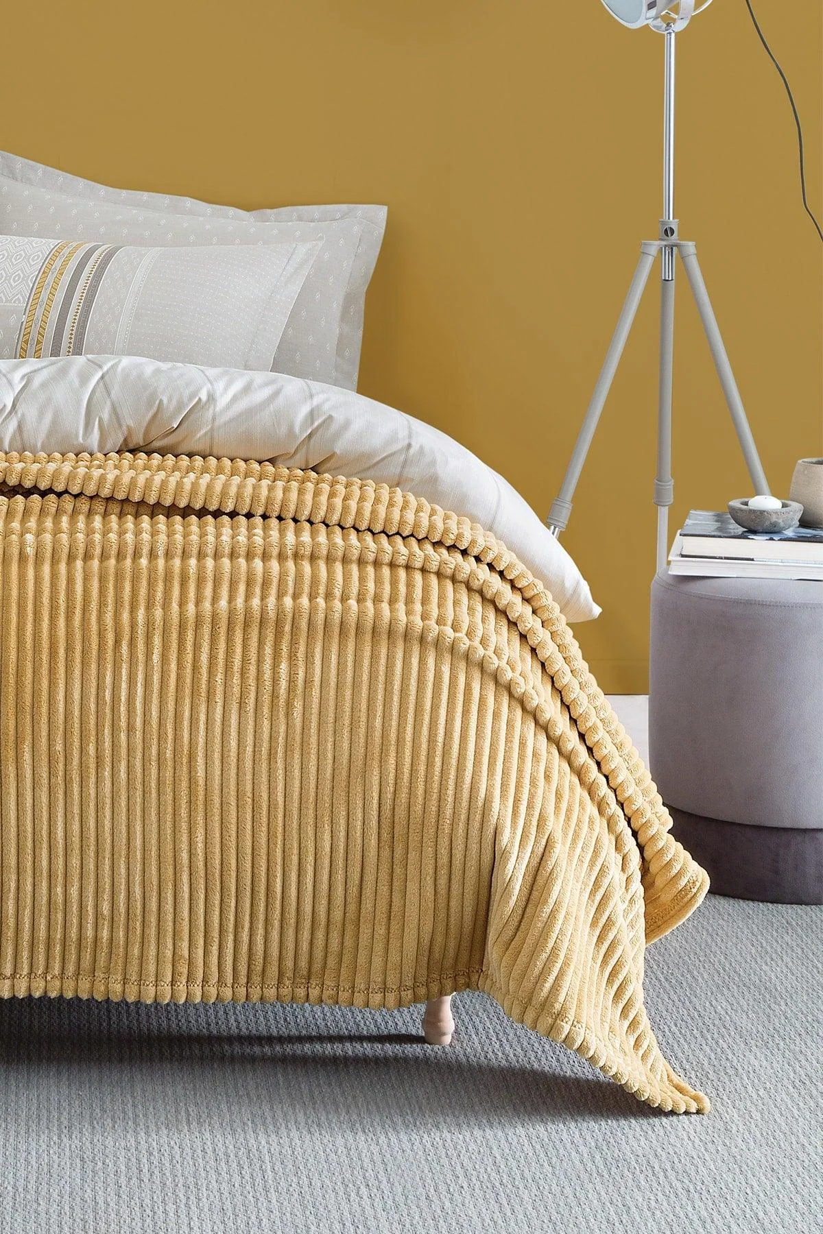Mustard single blanket 150x220 cm with ultra-soft plush fabric