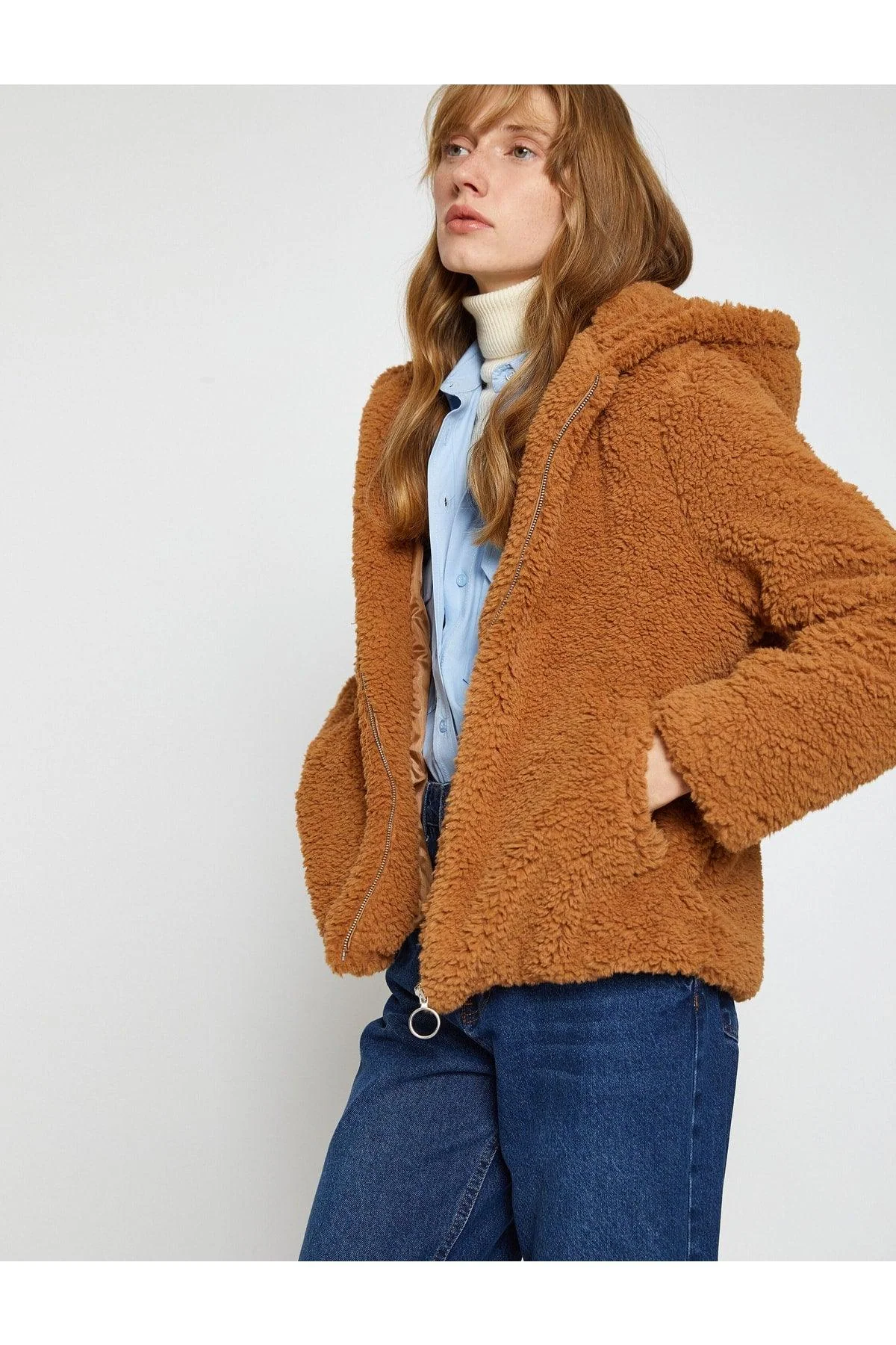 Women's plush jacket with zip fastening, pockets and hood