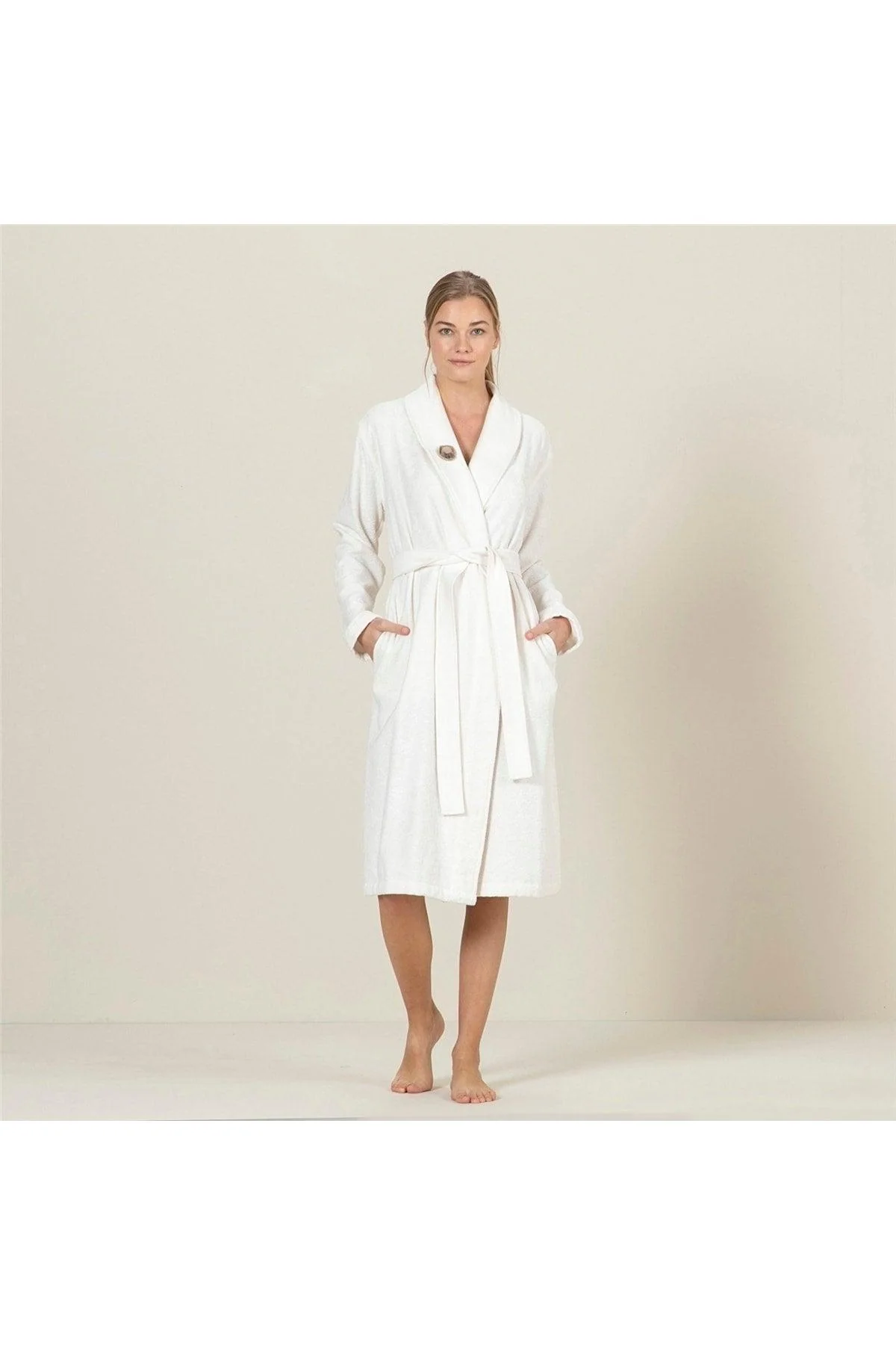 Elegant women’s bathrobe in ecru cotton