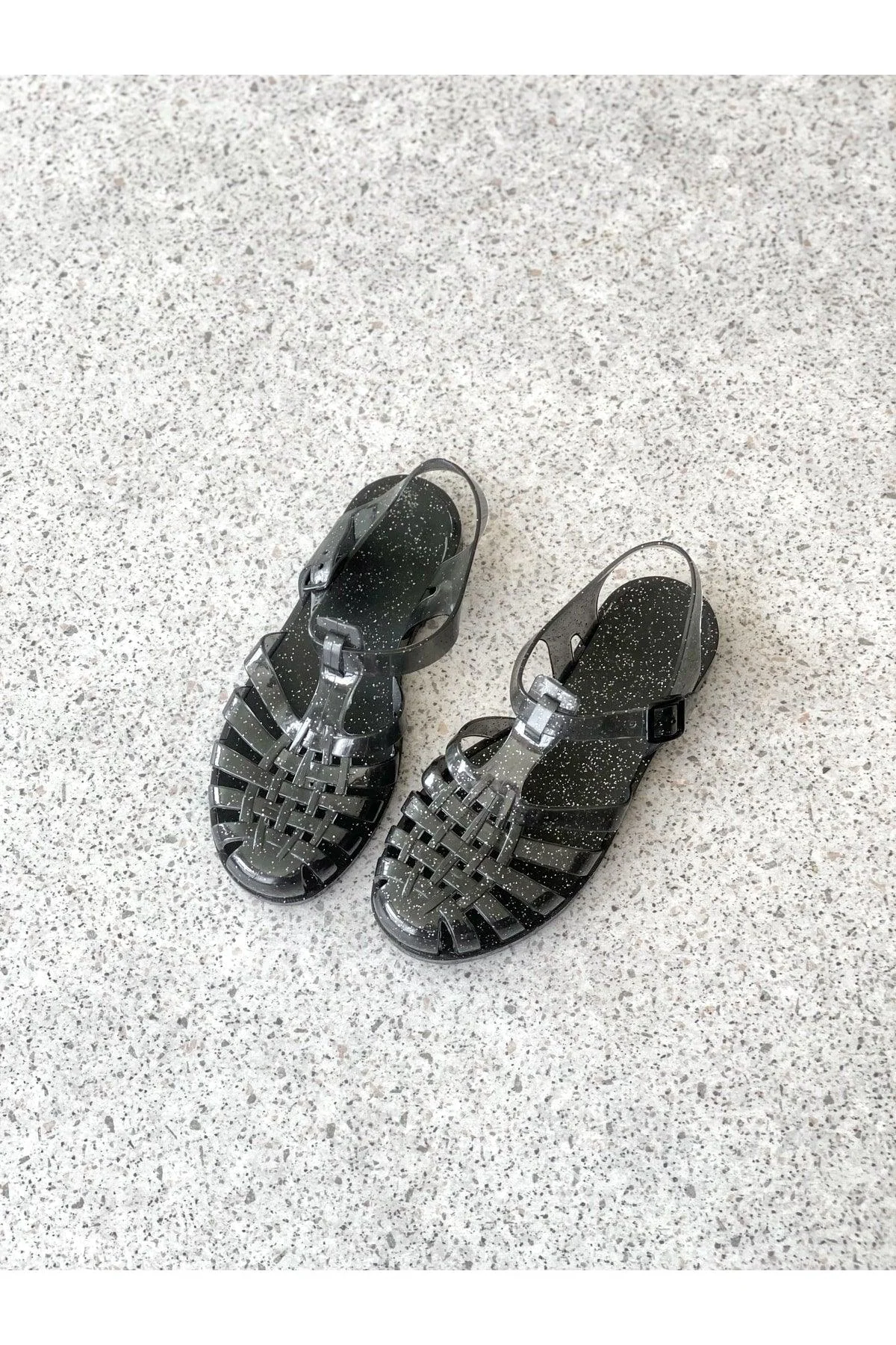 Jelly sandals with flexible sole and non-slip grip for casual wear