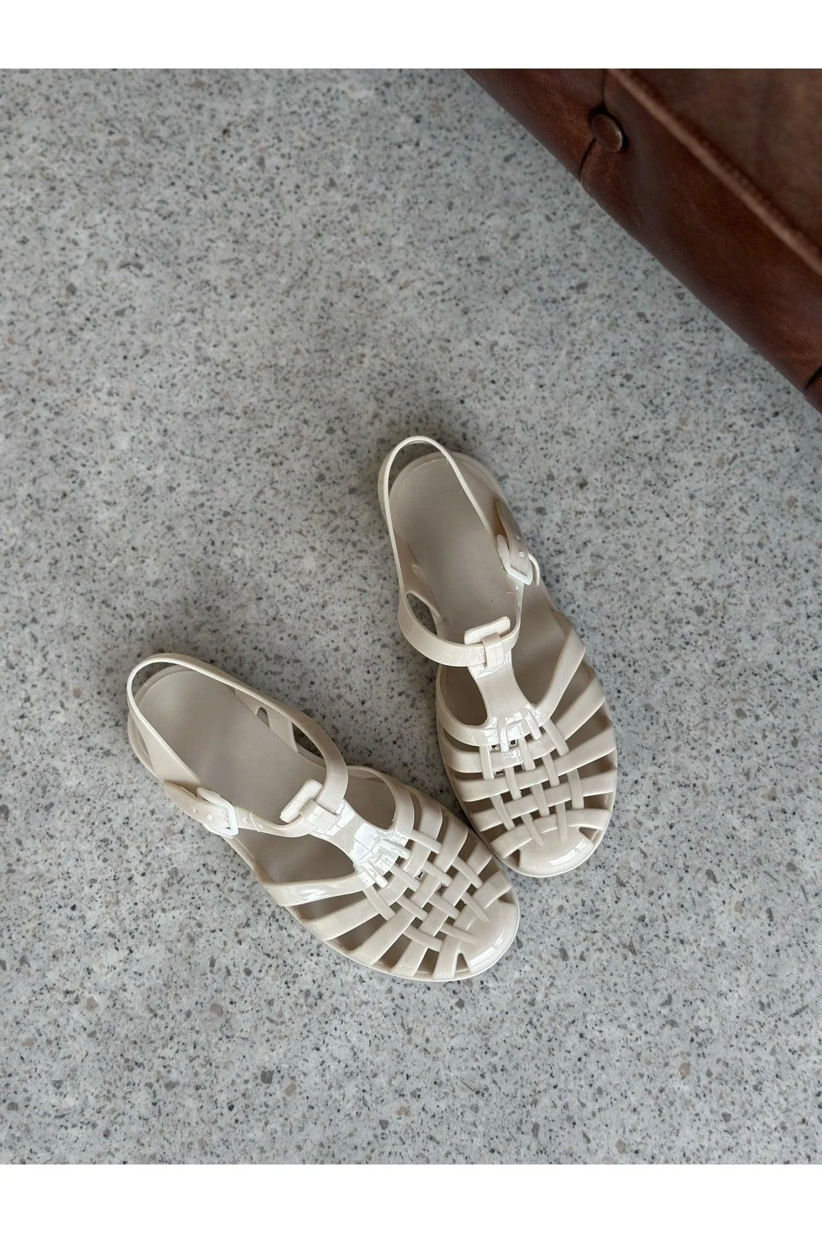Flexible jelly sandals with non-slip soles for summer comfort