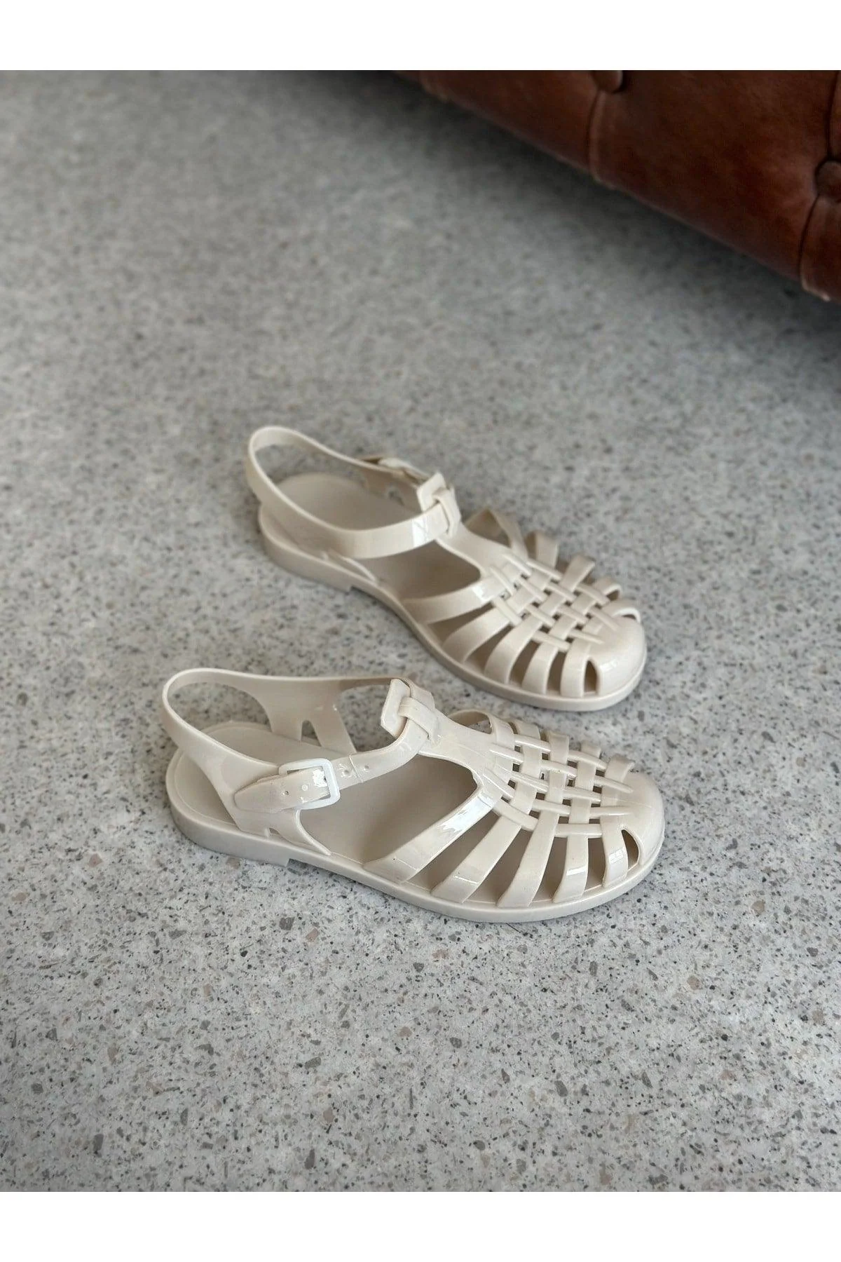 Flexible jelly sandals with non-slip soles for summer comfort