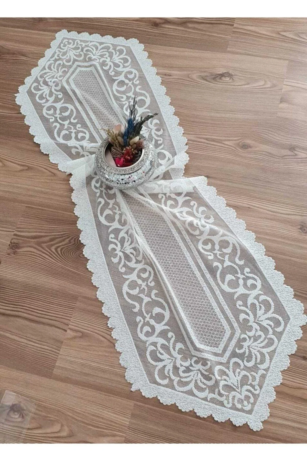 Polyester knitted table runner in classic pattern 40 x 145 cm