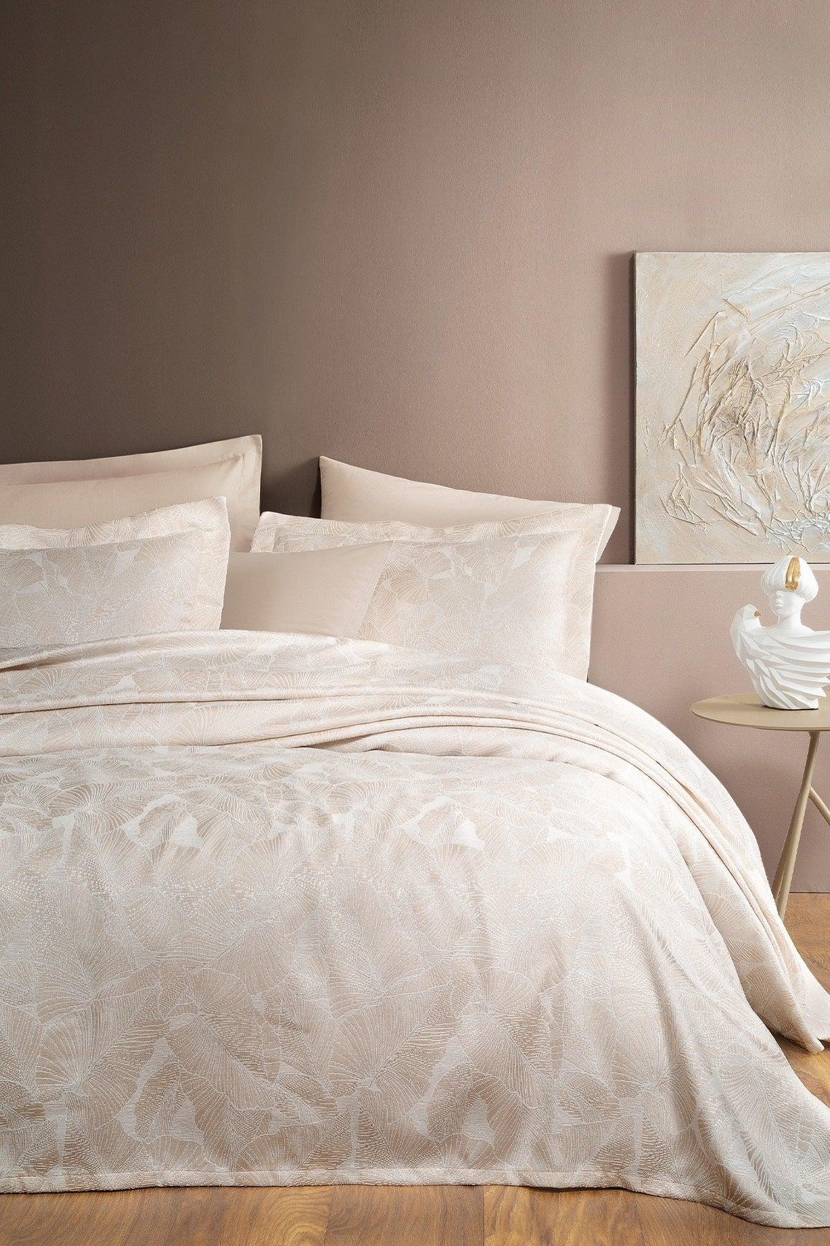 Jacquard Leaf Pattern Double Bedspread Set with Pillowcases
