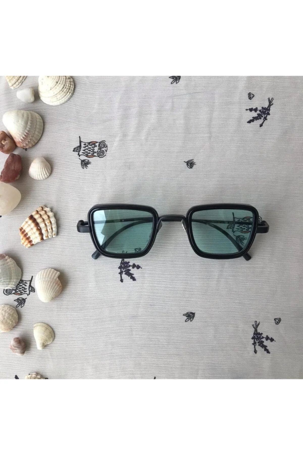 Retro rectangular sunglasses with metal frame and UV400 protection