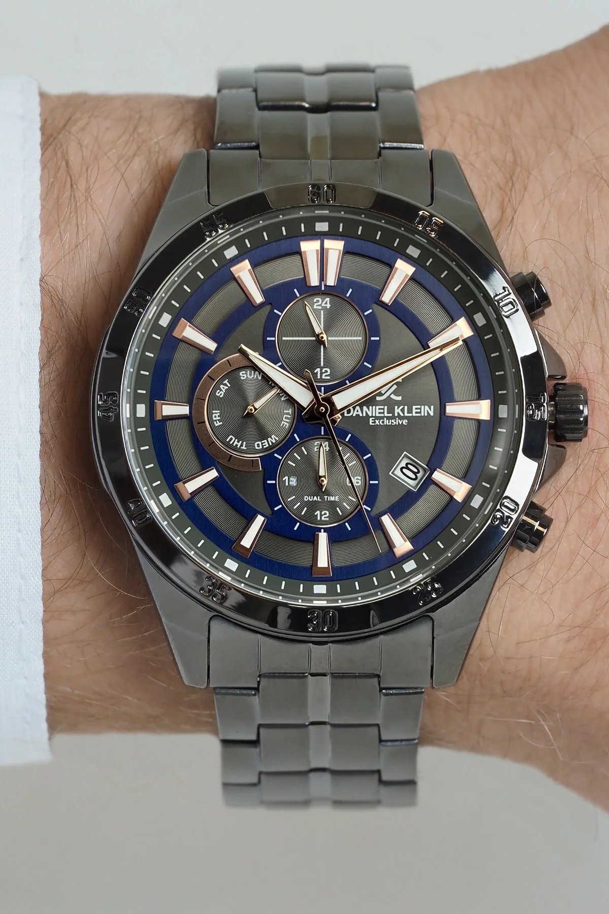 Men’s multifunction wristwatch with calendar and mineral glass dial