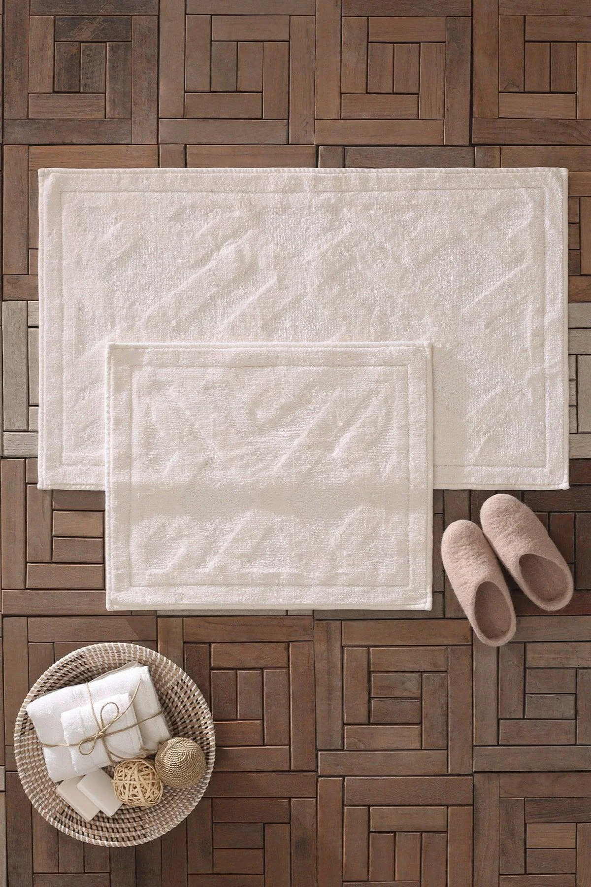 100% cotton bath mat set in ecru with embossed patterns 50x60cm and 60x100cm