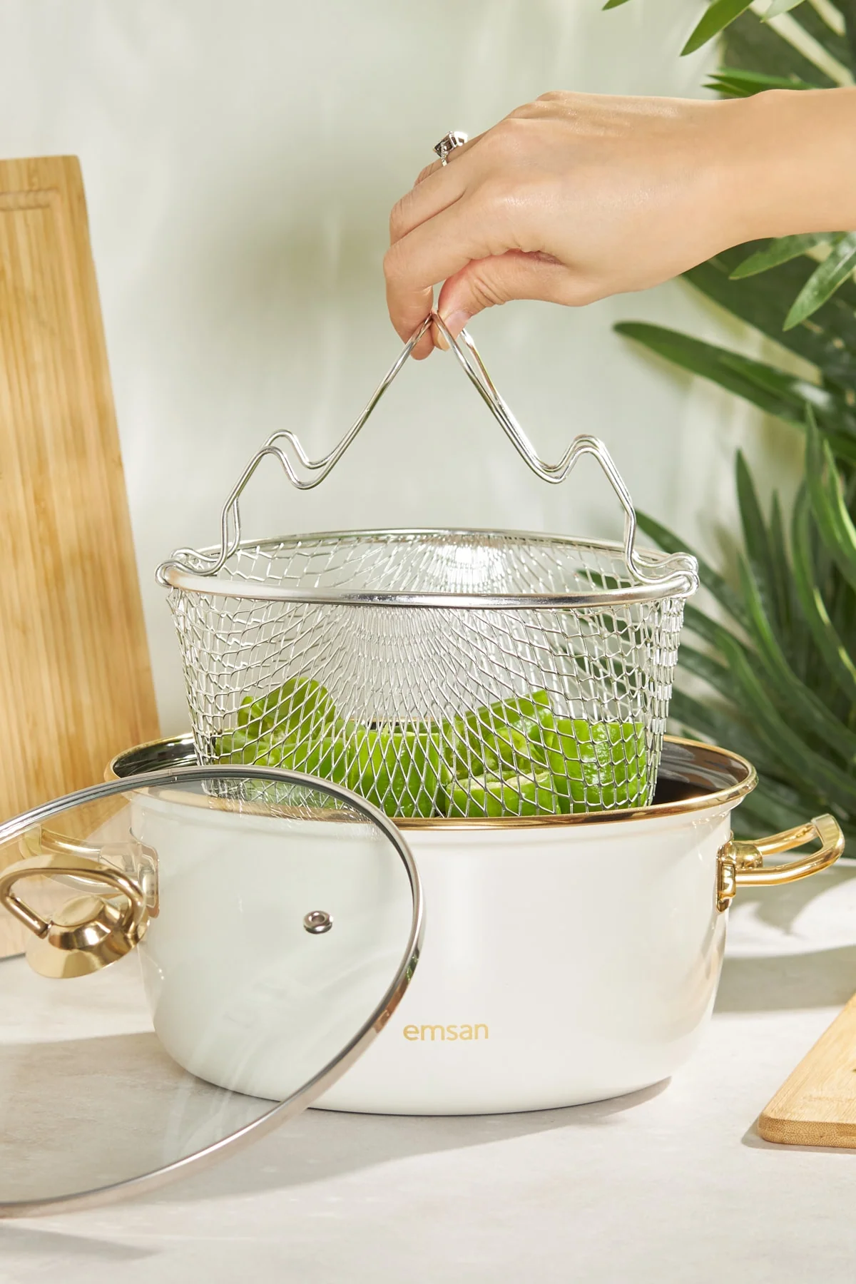 22 cm enamel frying pan with titanium-coated handle and glass lid