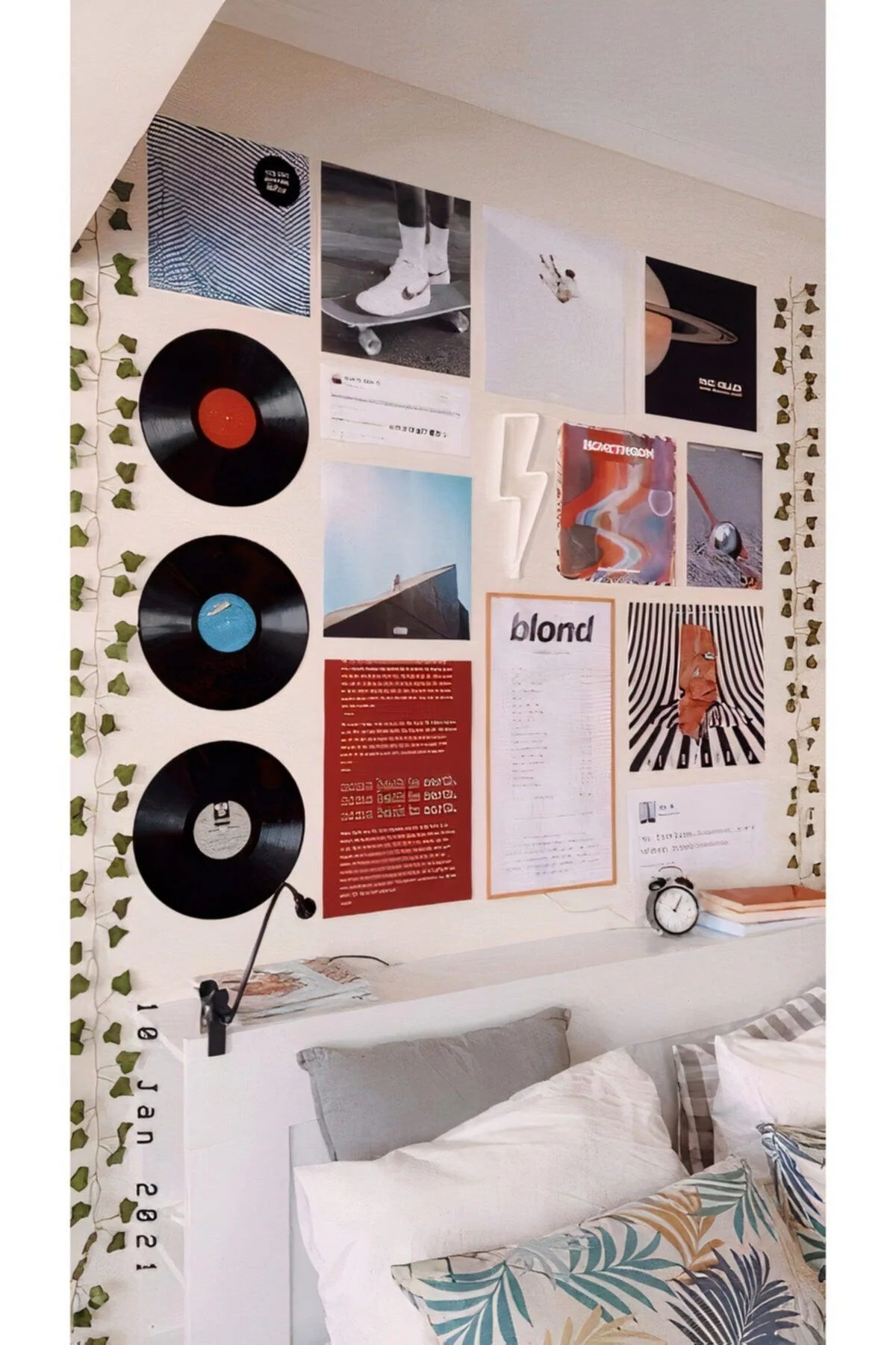 Vintage Record‑Style Wall Plaque – 30 cm Diameter