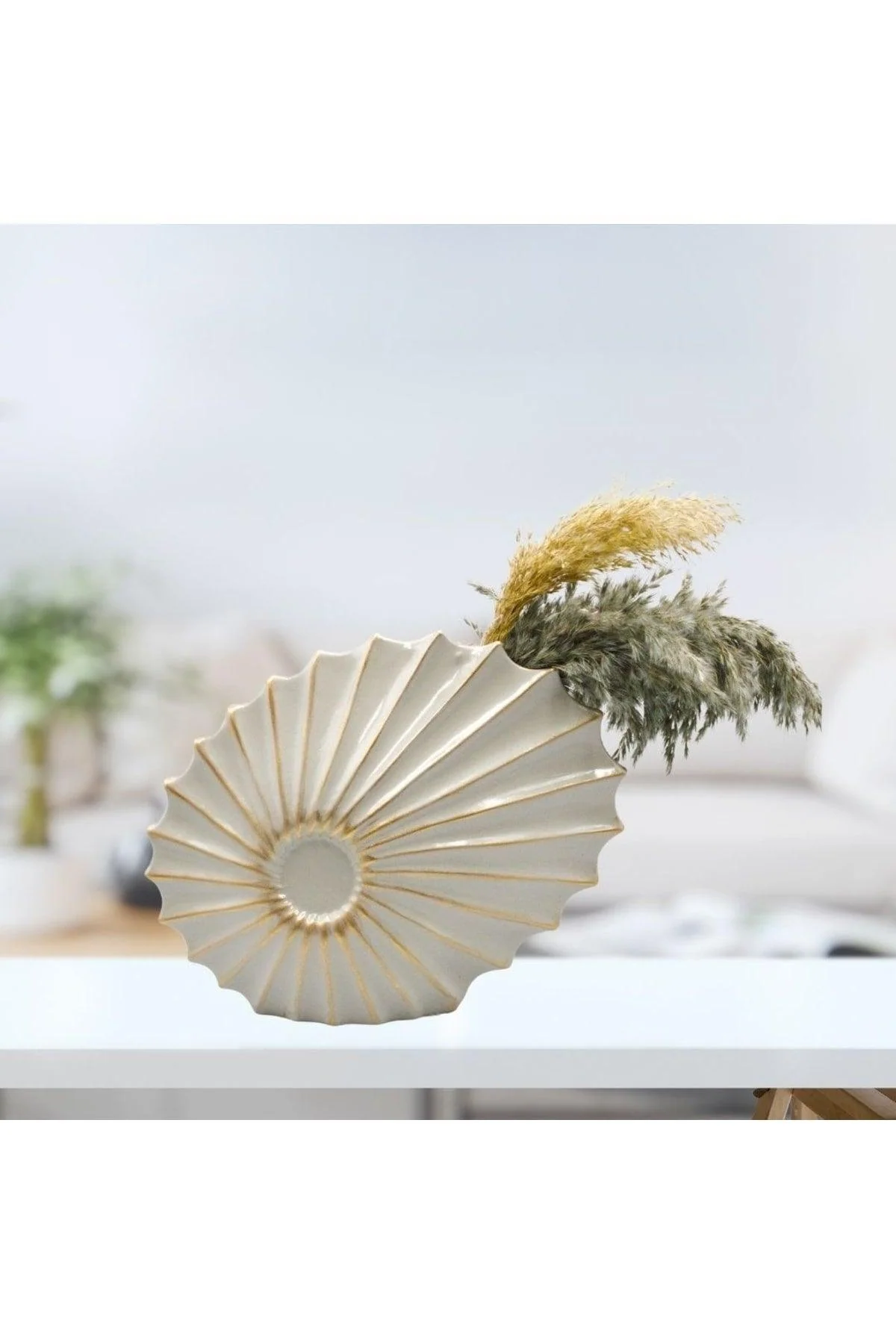 Oyster‑Style Decorative Vase – Linden Wood Base with Gold Finish