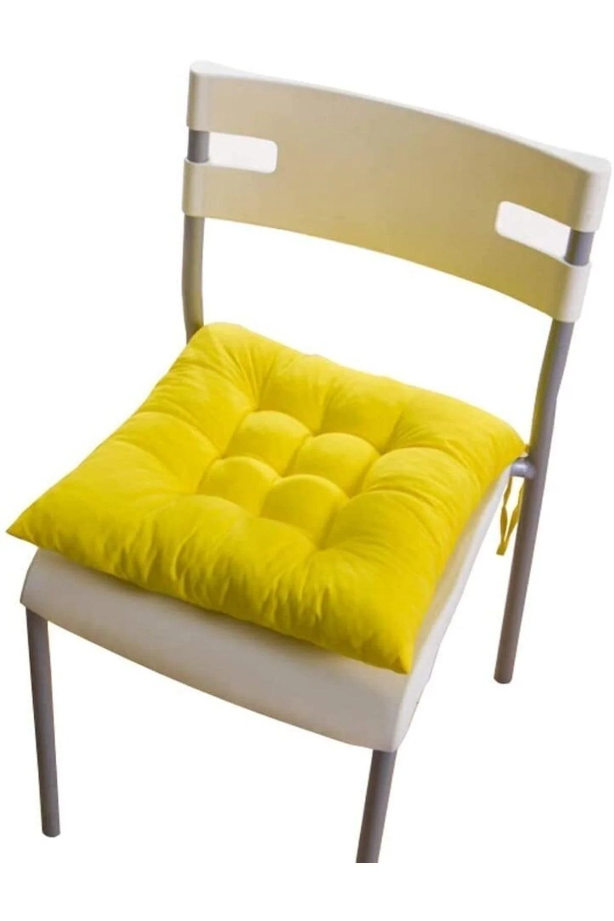 Square chair cushion in beige fiberfill measuring 40x40 cm