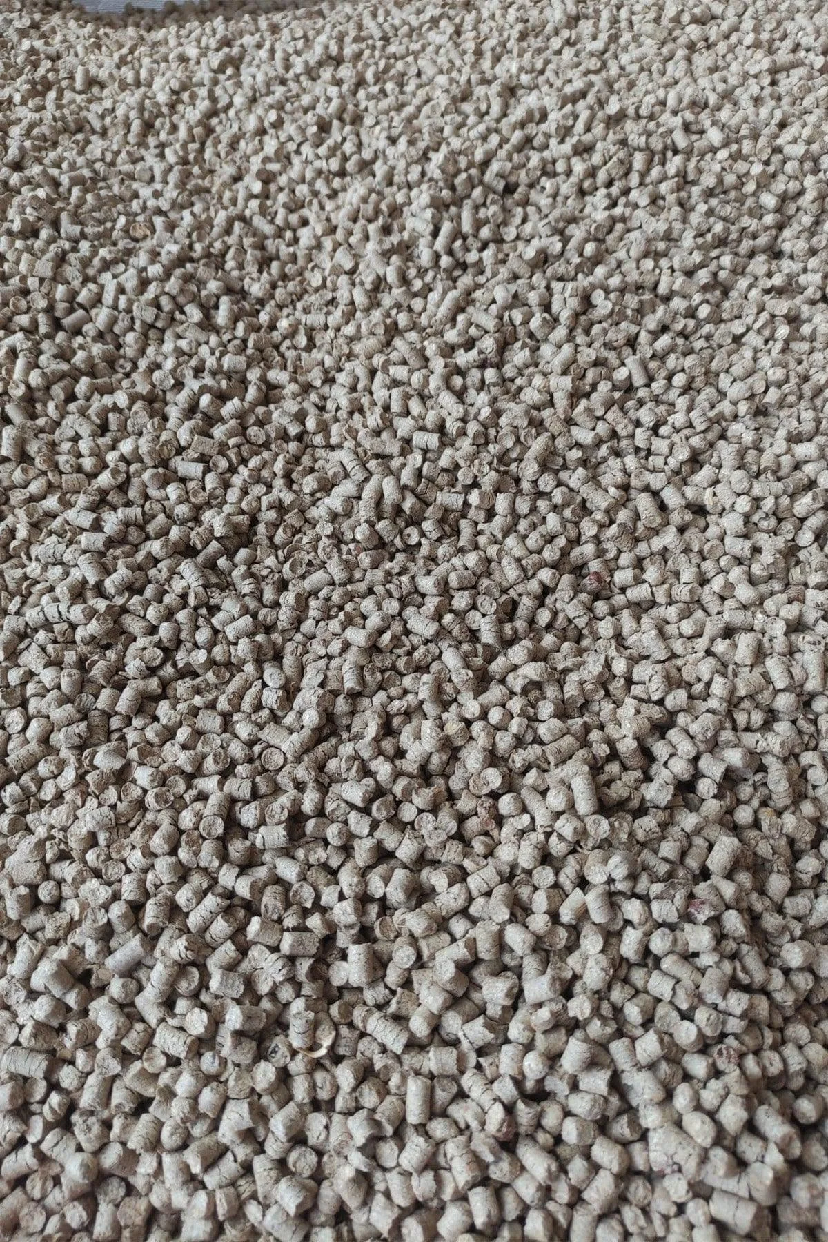 Organic cat litter with strong clumping and odor control