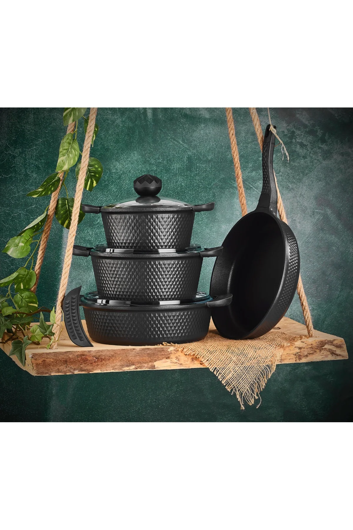 Black Titanium-Coated Cast Iron Cookware Set - 7 Pieces with Quartz Lids