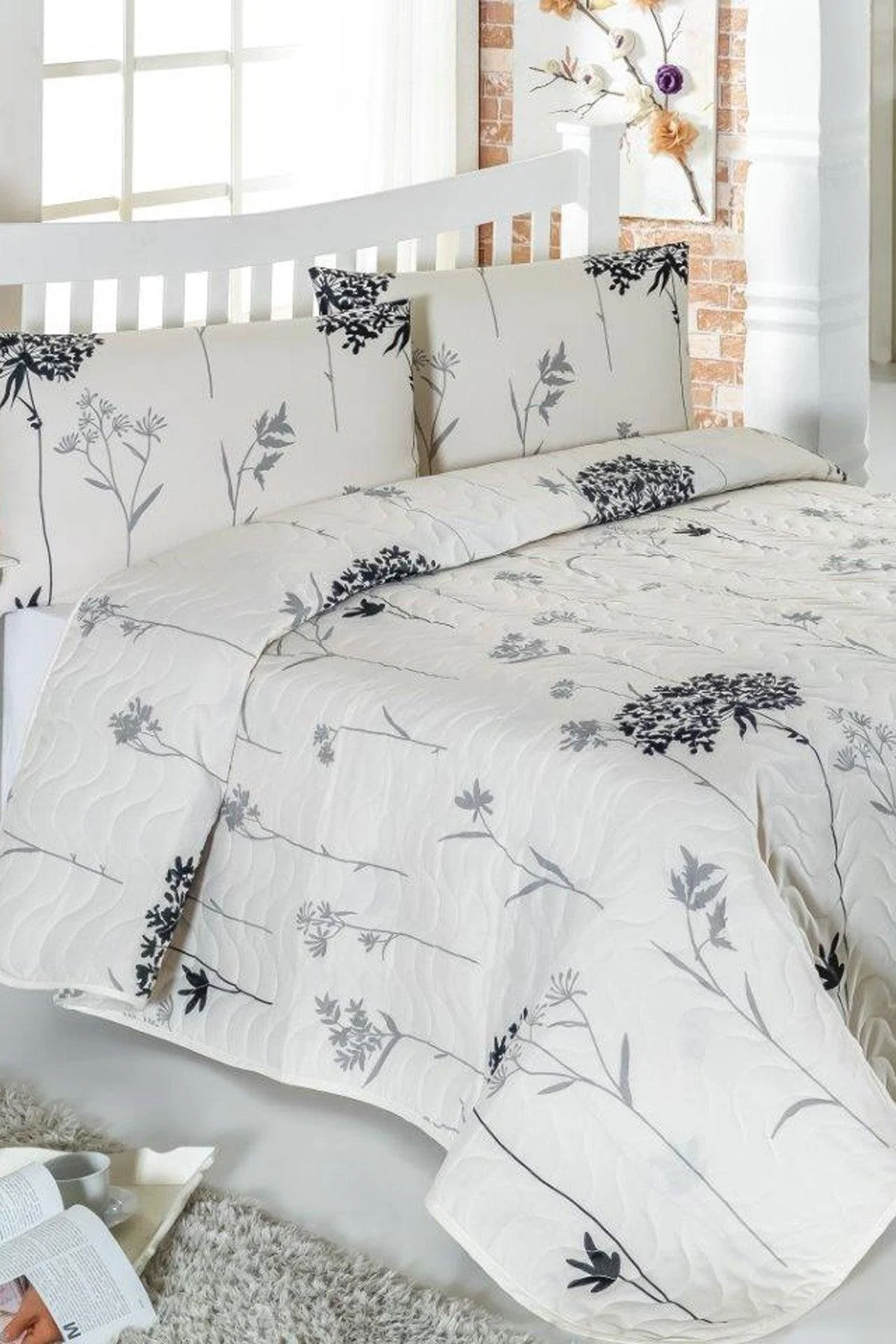 Quilted bedspread set for double beds in beige and gray