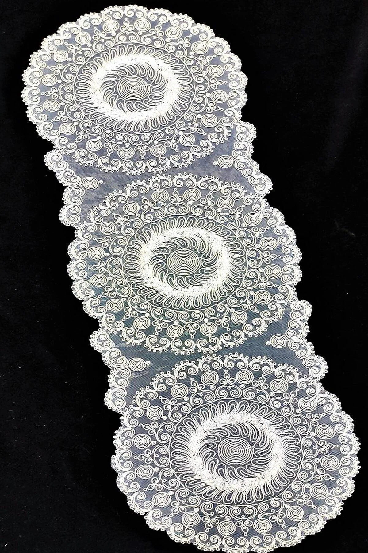 Single table runner in cappuccino 130 x 30 cm