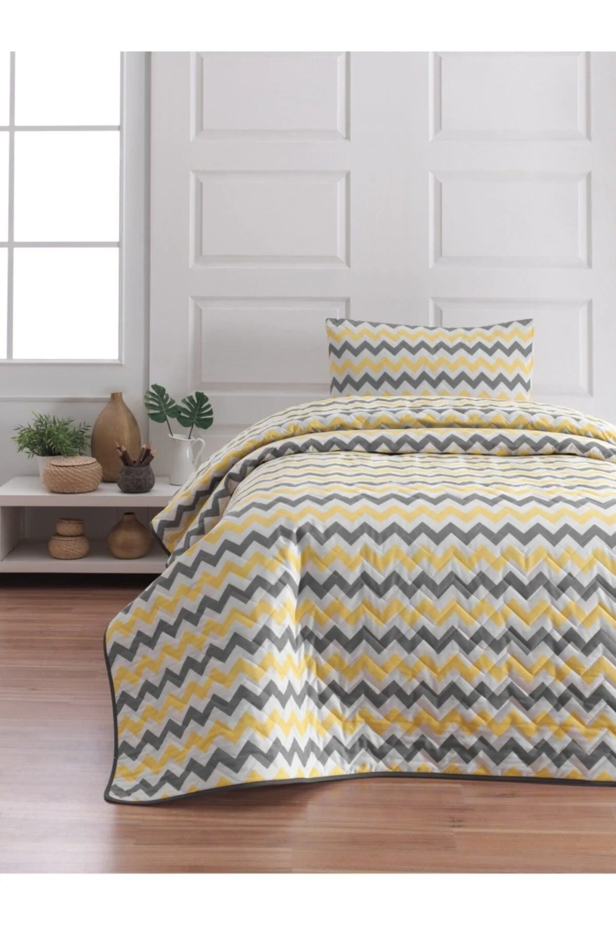 Single quilted bedspread set with pillowcase in cotton and polyester blend