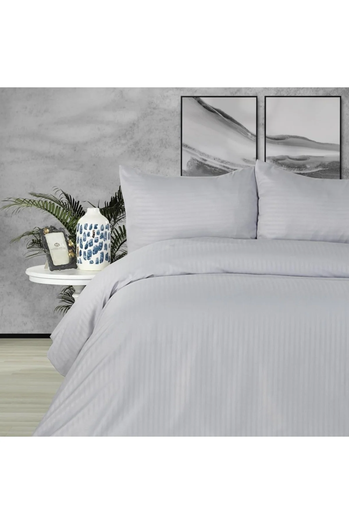 Single satin polyester duvet cover set with matching sheet and pillowcase
