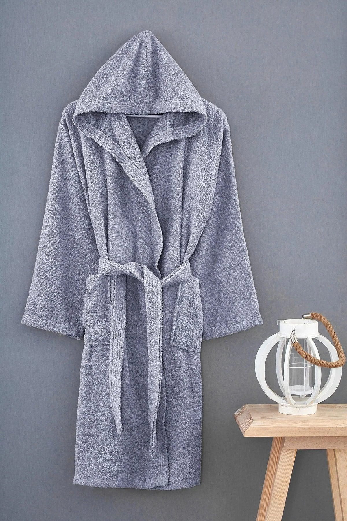 Lightweight 100% cotton hooded bathrobe for daily use