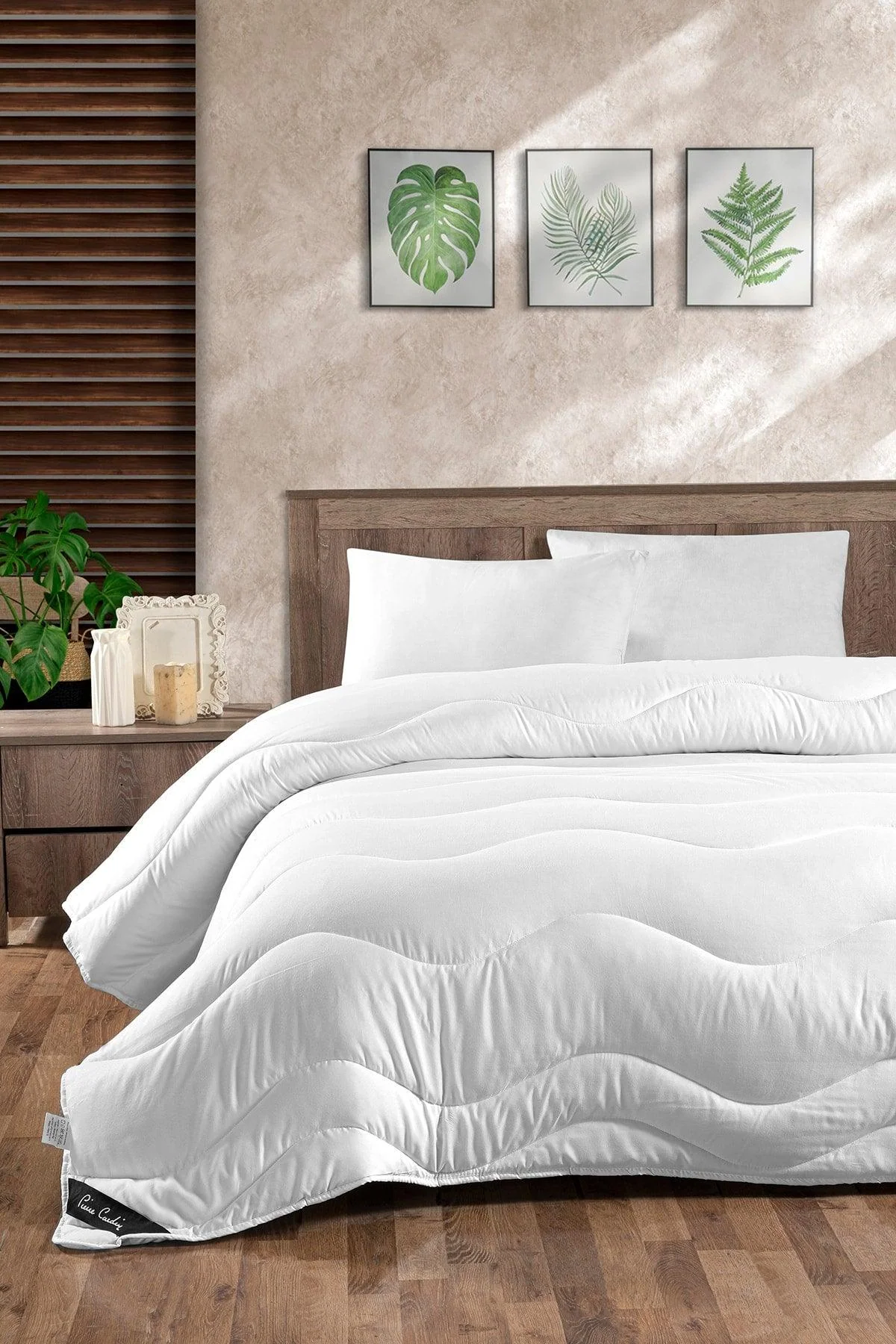 Single silicone quilt with soft microfiber cover and antibacterial filling
