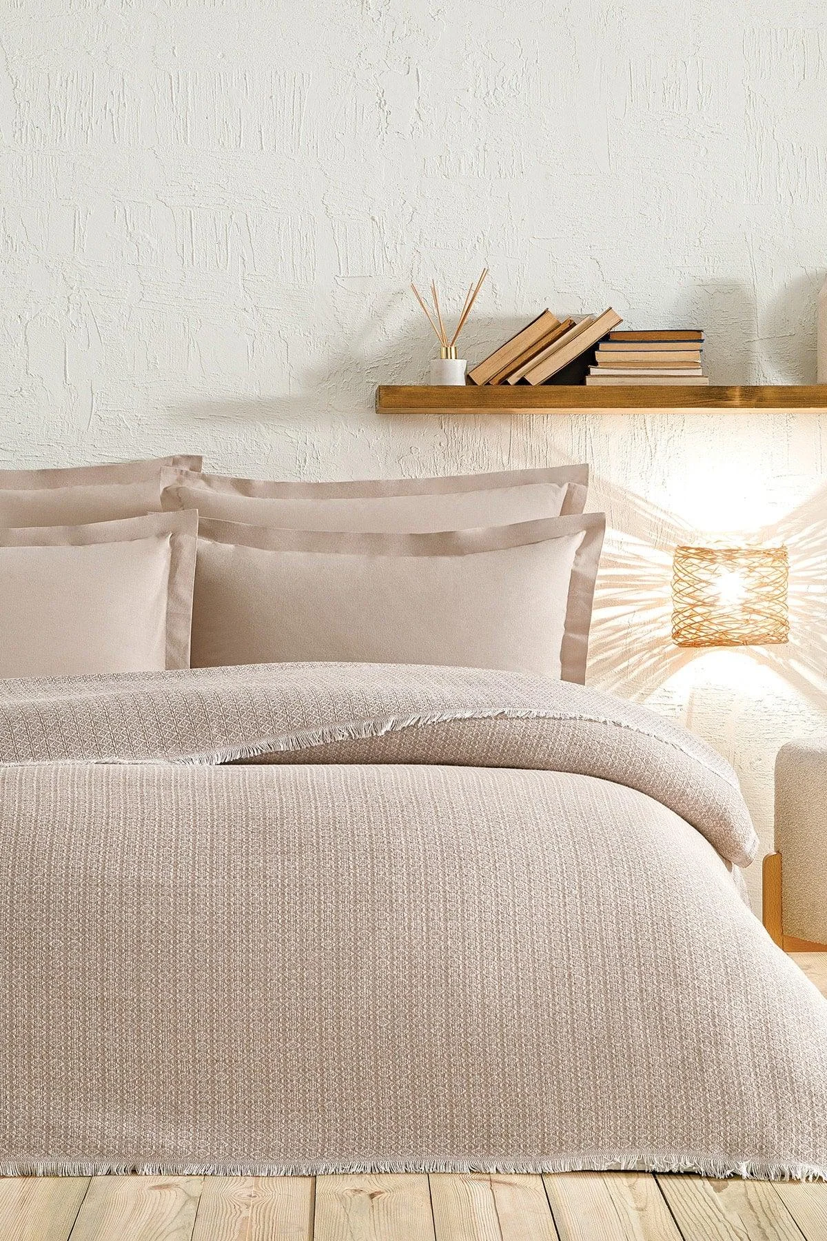 Single beige pique quilt with breathable cotton structure