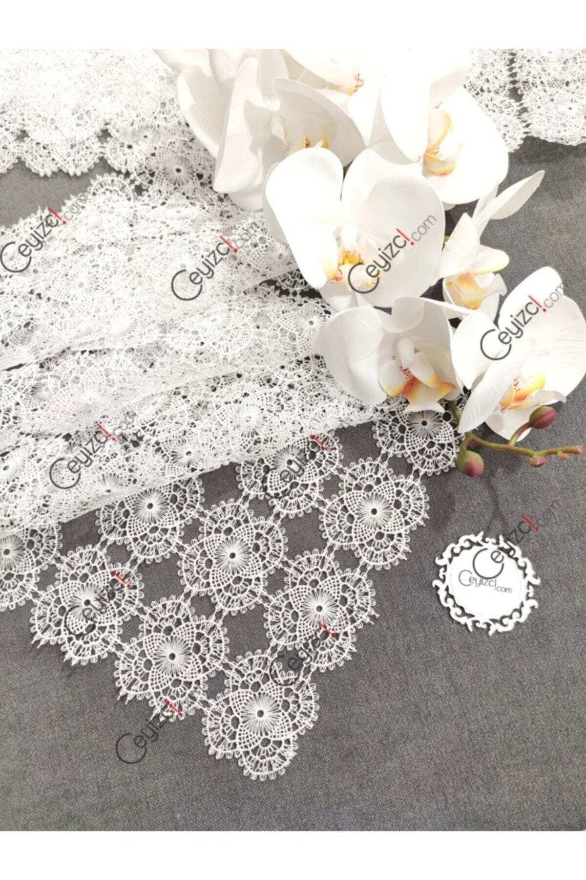 Salon-style needle-punched table linen set with napkins