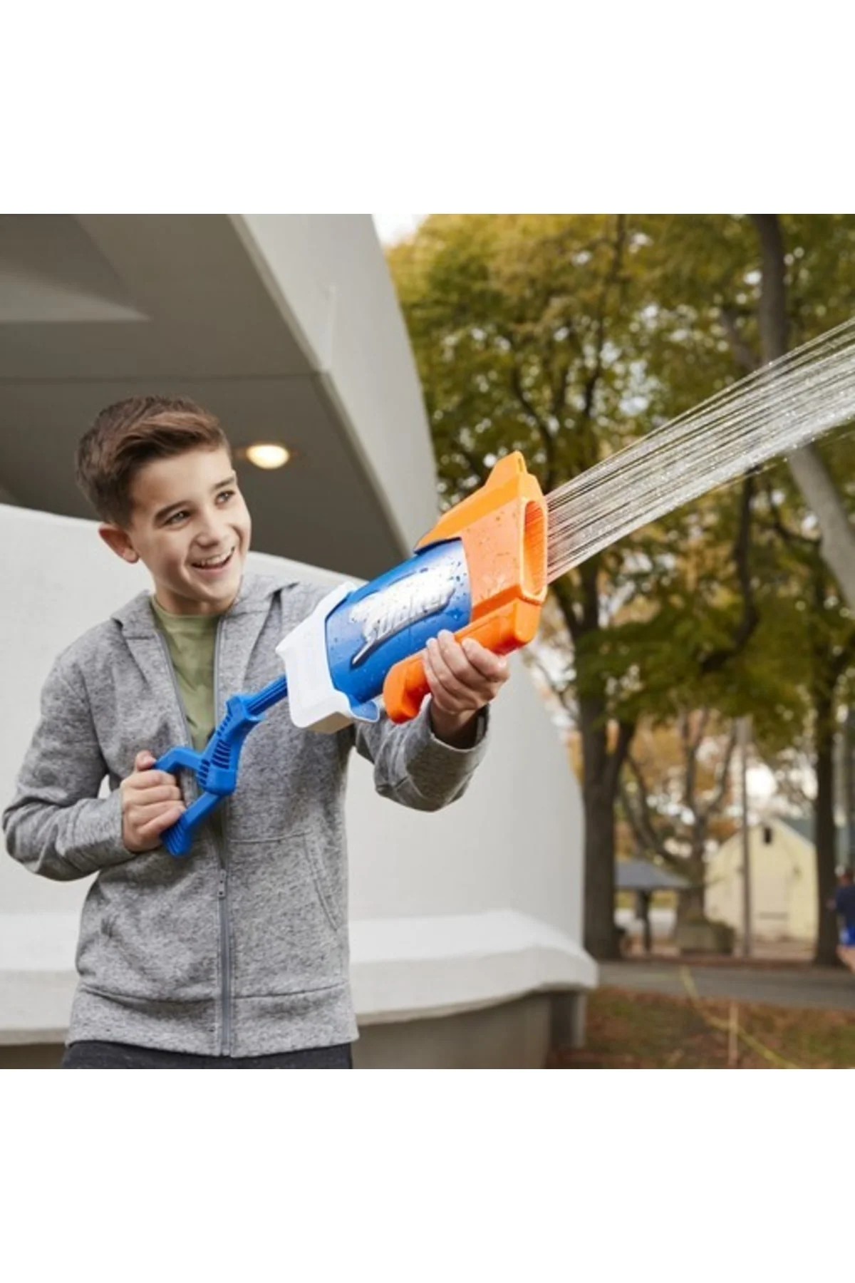 High-capacity water blaster with 650ml tank for outdoor fun
