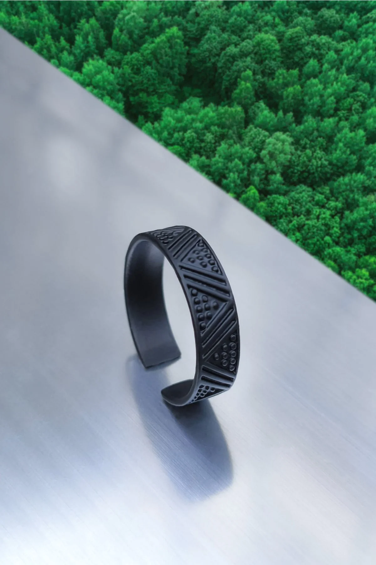 Adjustable men's black triangle-pattern wedding ring in silver plating