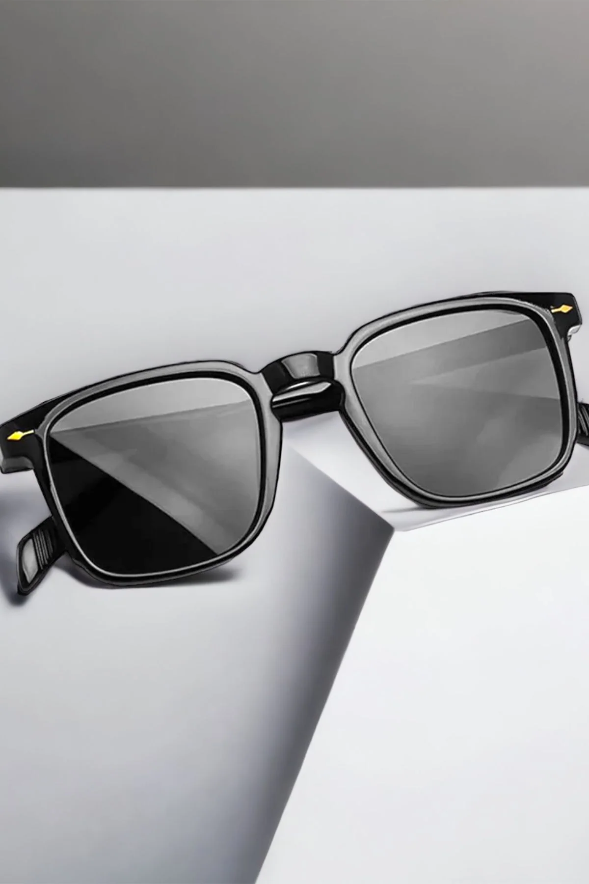 UV400 protection unisex sunglasses with black frame and lenses