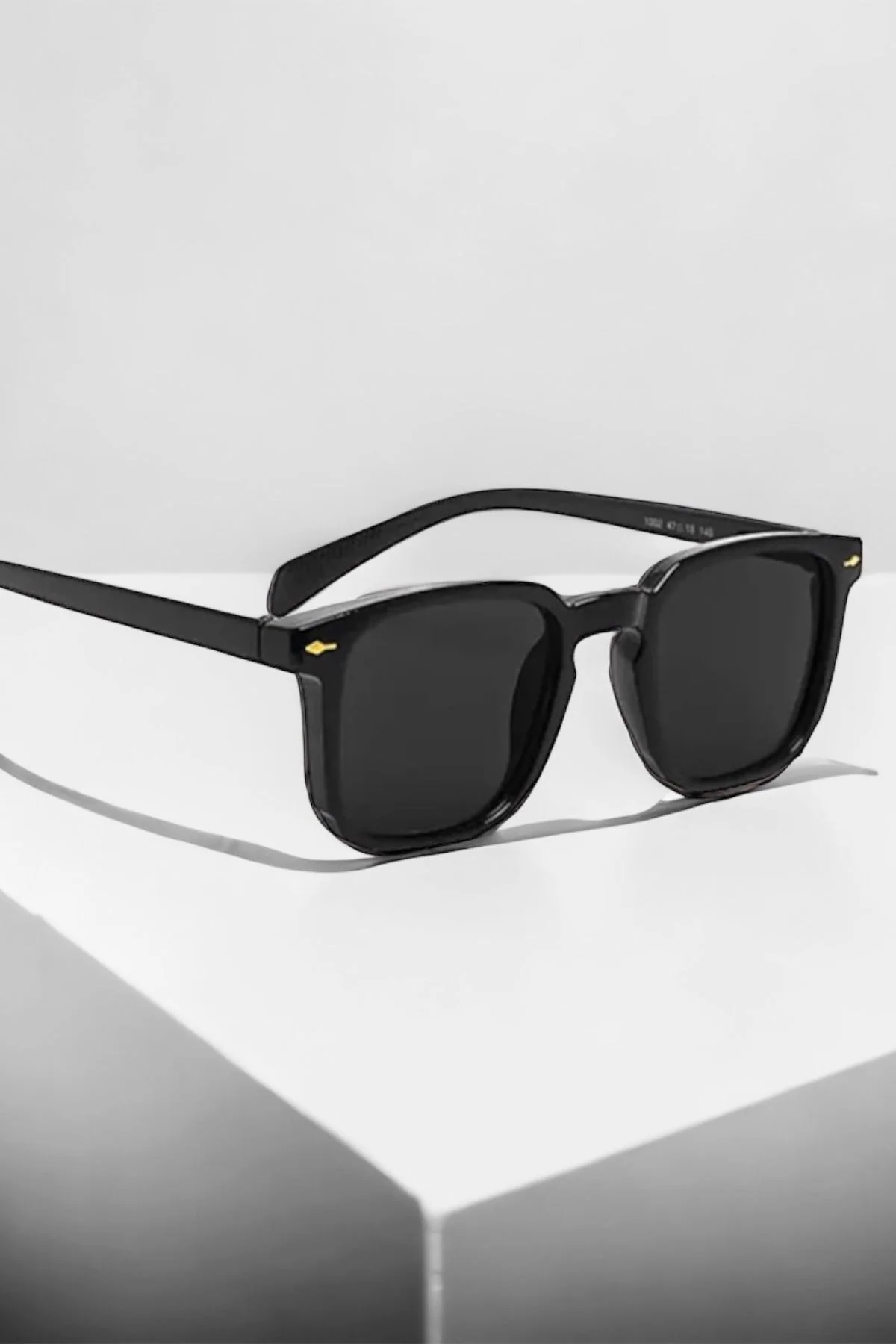 UV400 protection unisex sunglasses with black frame and lenses