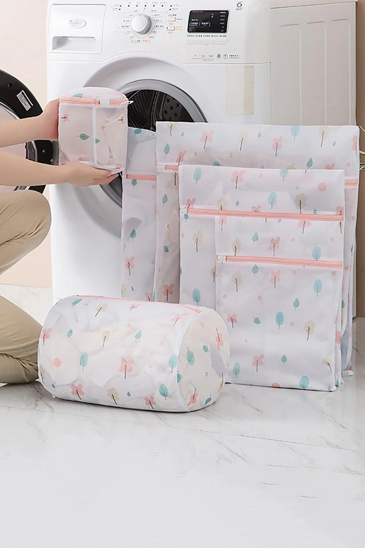 Laundry washing bag for delicate items to prevent snagging