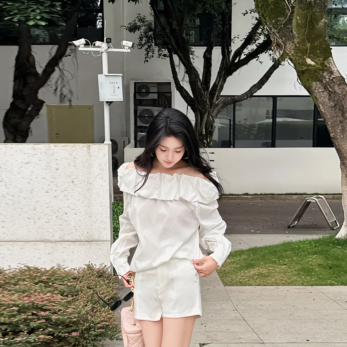 White Bud-collared Off-shoulder Blouse Top
