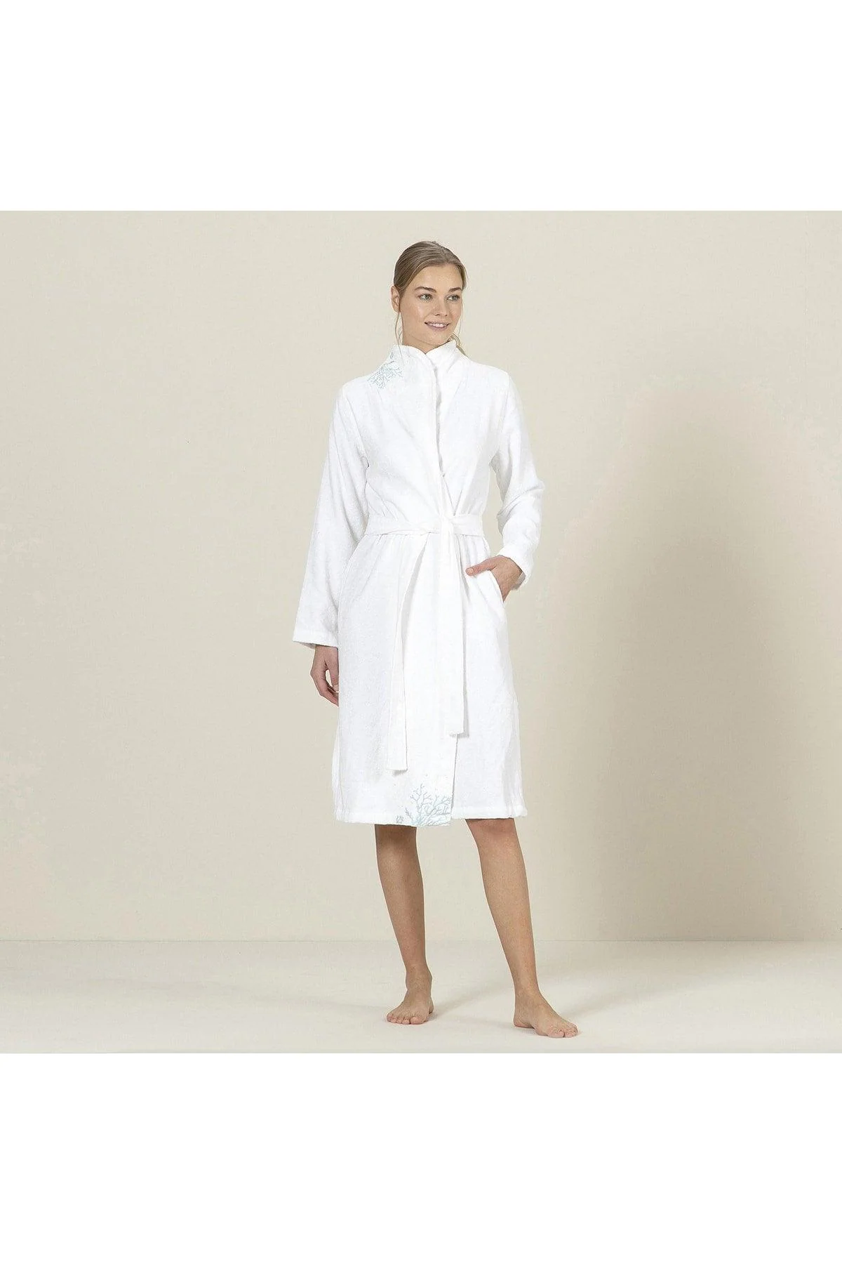 60% cotton 40% bamboo women’s bathrobe in white – lightweight & quick-drying
