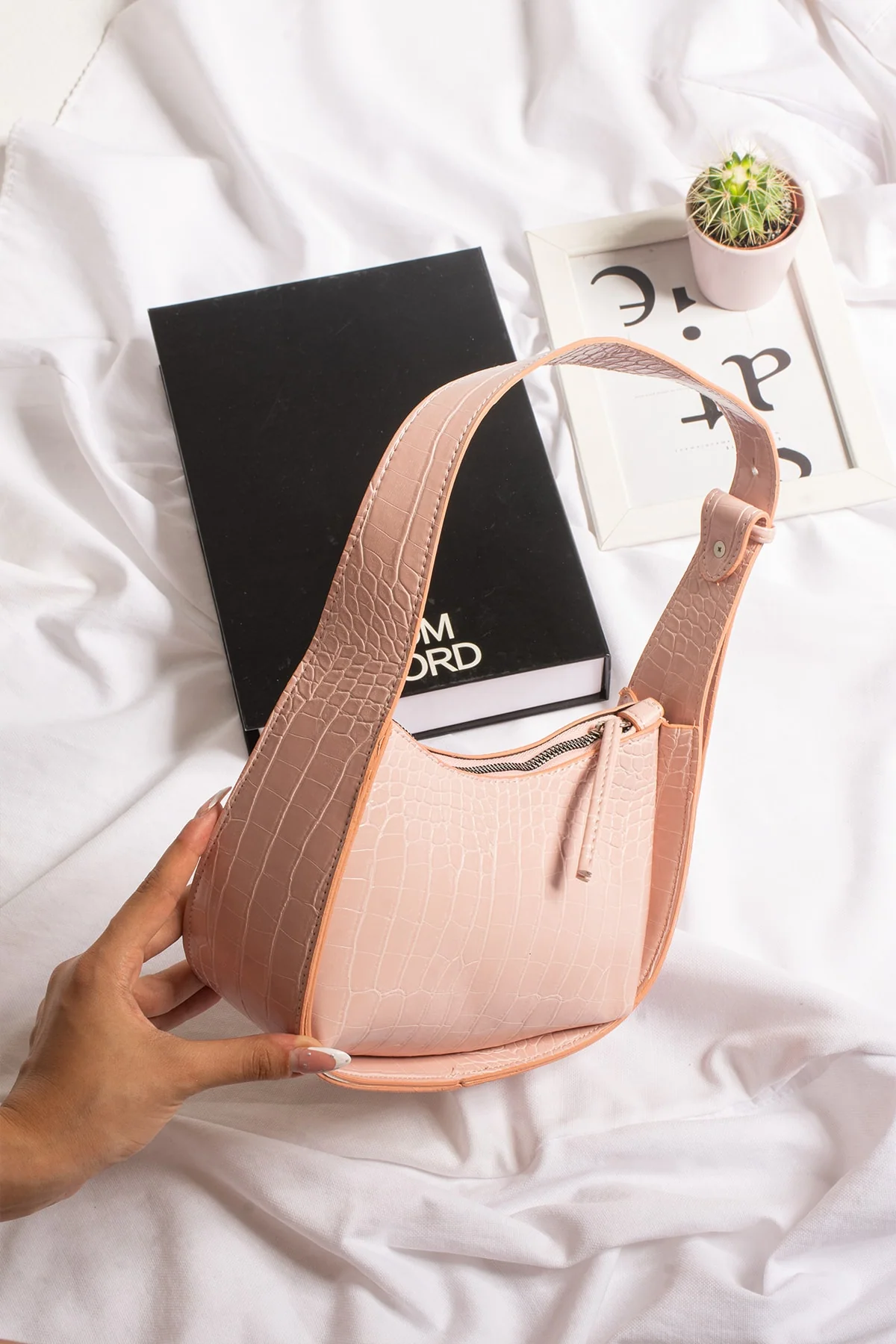 Women's Crocodile Pattern Baguette Handbag