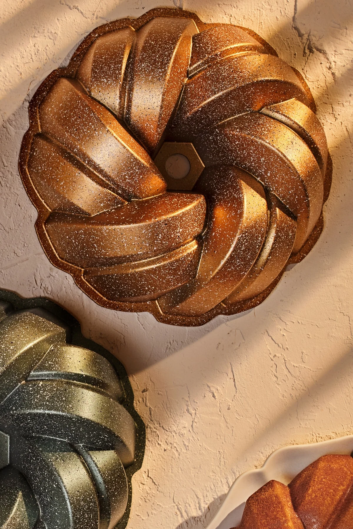 Gold Yeast Cake Mold – 26 cm x 9.6 cm Granite‑Coated, Non‑Stick