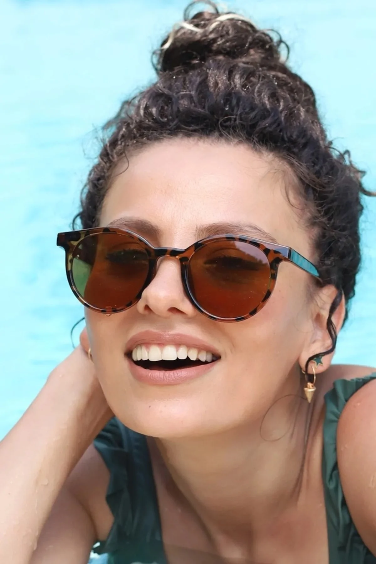 Stylish round sunglasses with uv protection and flexible frame